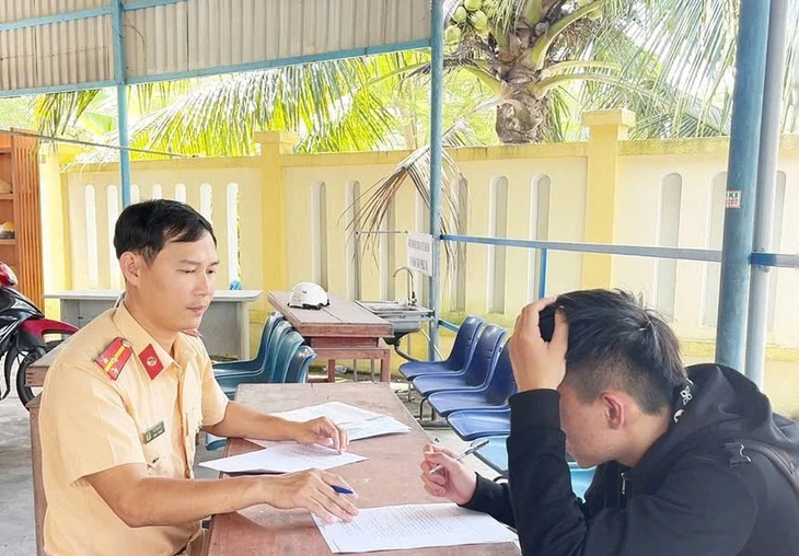 Tịch thu xe nam thiếu niên lái, 'bốc đầu xe' rồi ngã ra đường Tịch thu xe nam thiếu niên lái, 'bốc đầu xe' rồi ngã ra đường