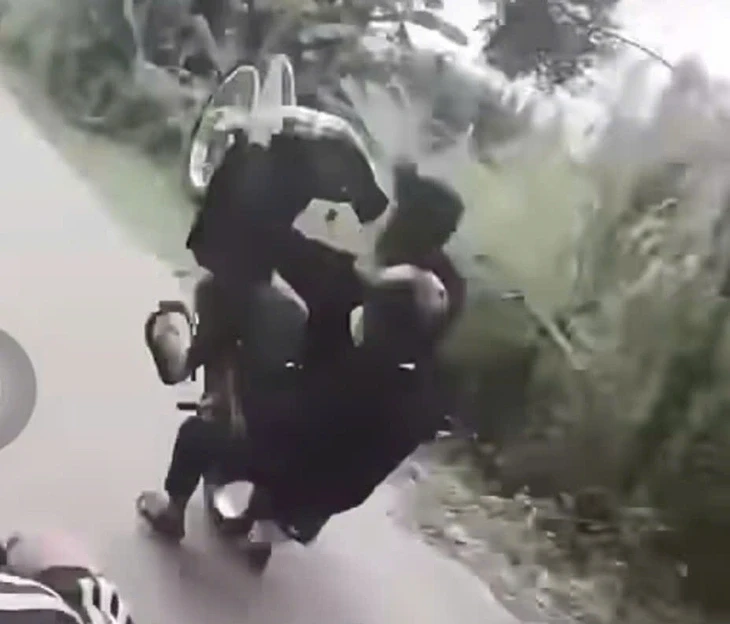 Tịch thu xe nam thiếu niên lái, 'bốc đầu xe' rồi ngã ra đường Tịch thu xe nam thiếu niên lái, 'bốc đầu xe' rồi ngã ra đường