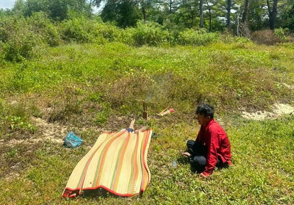 Tiếng gọi nhói lòng của con trai bên thi thể cha giữa rừng dương Tiếng gọi nhói lòng của con trai bên thi thể cha giữa rừng dương