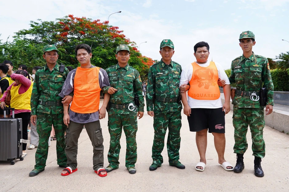 Tiếp nhận 180 công dân bị Campuchia trục xuất, phát hiện 2 đối tượng truy nã Tiếp nhận 180 công dân bị Campuchia trục xuất, phát hiện 2 đối tượng truy nã