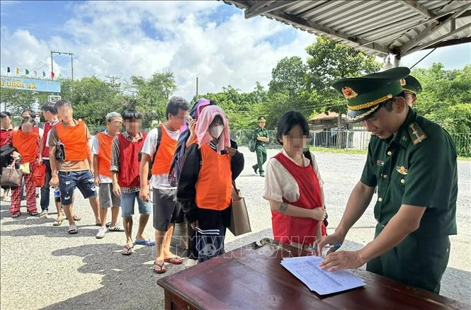 Tiếp nhận 19 công dân Việt Nam do lực lượng chức năng Campuchia trao trả Tiếp nhận 19 công dân Việt Nam do lực lượng chức năng Campuchia trao trả
