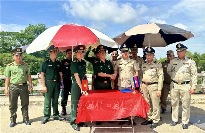 Tiếp nhận 19 công dân Việt Nam do lực lượng chức năng Campuchia trao trả Tiếp nhận 19 công dân Việt Nam do lực lượng chức năng Campuchia trao trả