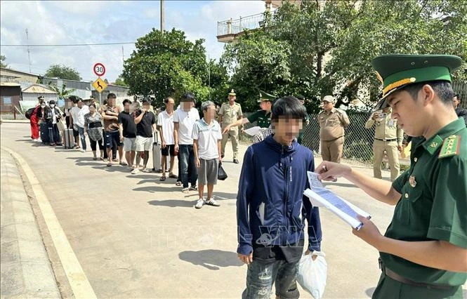 Tiếp nhận 19 công dân Việt Nam do lực lượng chức năng Campuchia trao trả Tiếp nhận 19 công dân Việt Nam do lực lượng chức năng Campuchia trao trả
