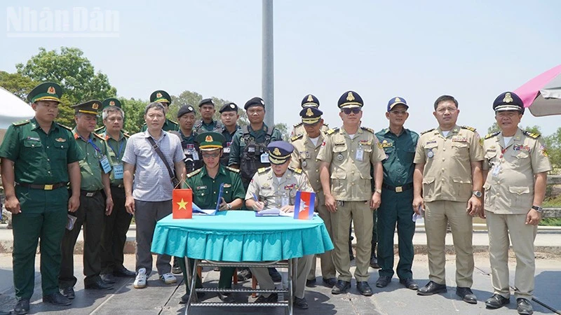 Tiếp nhận 226 công dân Việt Nam do phía Campuchia trao trả Tiếp nhận 226 công dân Việt Nam do phía Campuchia trao trả