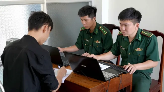 Tiếp nhận 344 công dân Việt Nam từ Campuchia, phát hiện 4 đối tượng bị truy nã Tiếp nhận 344 công dân Việt Nam từ Campuchia, phát hiện 4 đối tượng bị truy nã