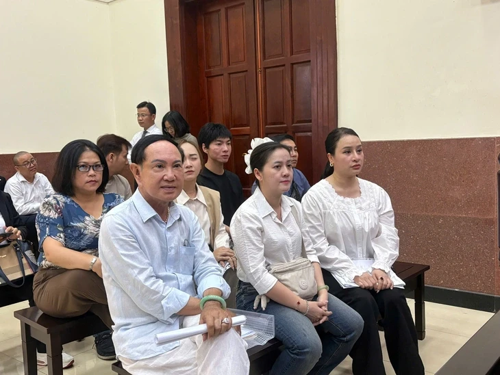 Tiếp tục hoãn phiên tòa vụ tranh chấp thừa kế trong gia đình cố nghệ sĩ Vũ Linh Tiếp tục hoãn phiên tòa vụ tranh chấp thừa kế trong gia đình cố nghệ sĩ Vũ Linh