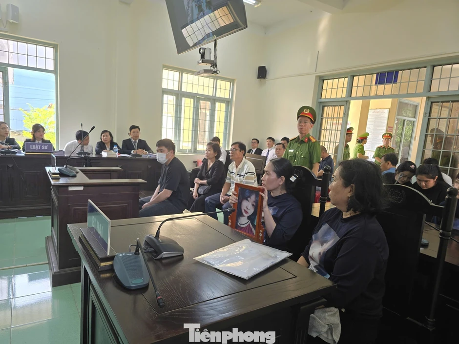 Tiếp tục hoãn xét xử tài xế xe tải vụ tai nạn làm nữ sinh 14 tuổi tử vong ở Vĩnh Long Tiếp tục hoãn xét xử tài xế xe tải vụ tai nạn làm nữ sinh 14 tuổi tử vong ở Vĩnh Long