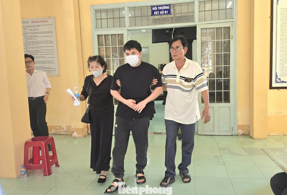 Tiếp tục hoãn xét xử tài xế xe tải vụ tai nạn làm nữ sinh 14 tuổi tử vong ở Vĩnh Long Tiếp tục hoãn xét xử tài xế xe tải vụ tai nạn làm nữ sinh 14 tuổi tử vong ở Vĩnh Long