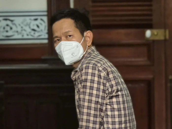 Tiết lộ tin điều tra của công an, cựu giám đốc ngân hàng ở TPHCM lãnh án tù Tiết lộ tin điều tra của công an, cựu giám đốc ngân hàng ở TPHCM lãnh án tù