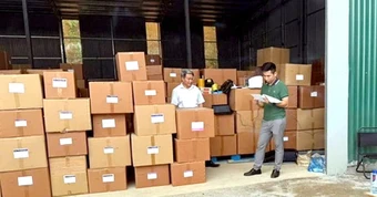 Tiêu hủy thực phẩm giả và sổ sách tại sông Hồng sau mật báo cựu Công an