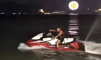 TikToker 'biểu diễn' môtô nước ở bãi tắm Nha Trang bị phạt