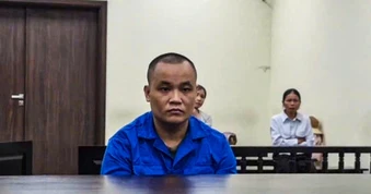 TikToker Lương Quang Tiến khóc tại tòa, xin giảm án về chăm mẹ già con nhỏ