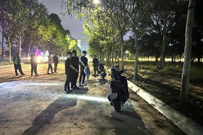 Tìm bị hại của nhóm giả danh công an để kiểm tra người đi đường