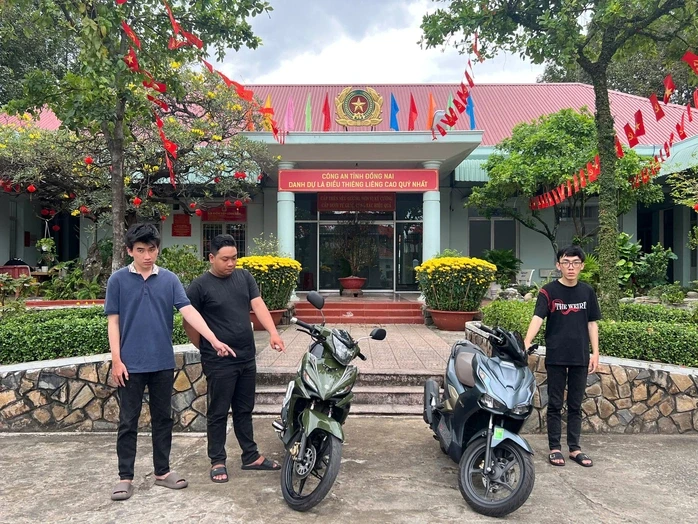 Tìm bị hại của nhóm giả danh công an để kiểm tra người đi đường
