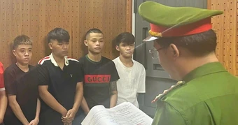 Tìm đối thủ trả thù, nhóm thanh thiếu niên vô cớ tấn công 2 người khác
