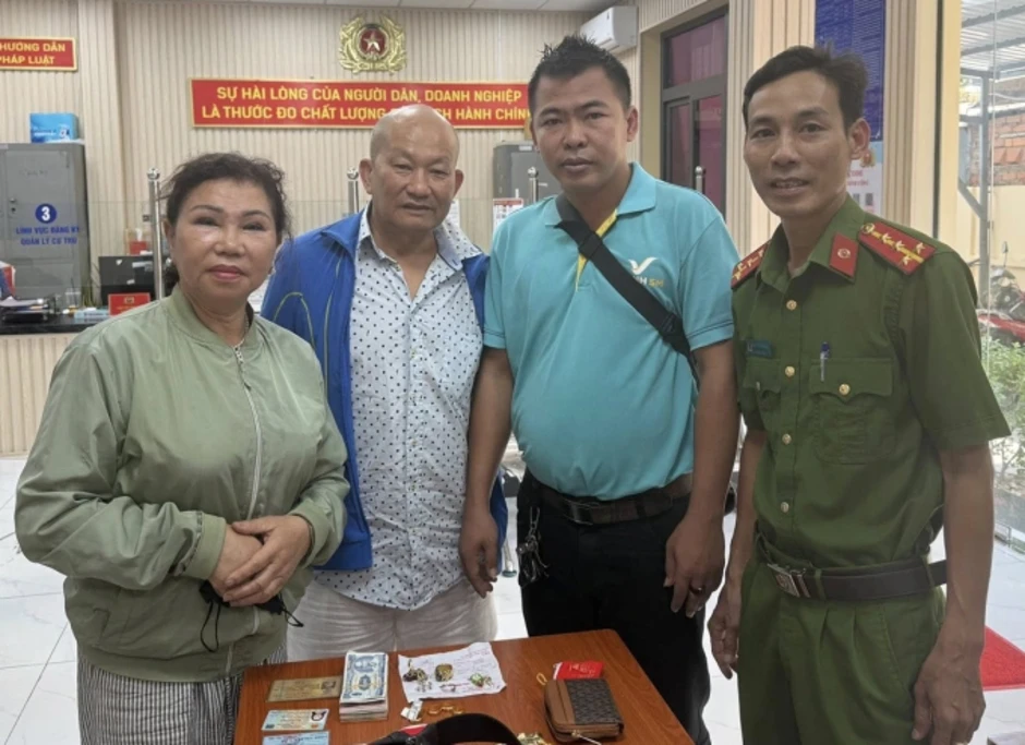 Tìm lại được túi xách có tài sản gần 3 tỷ đồng quên trên taxi Tìm lại được túi xách có tài sản gần 3 tỷ đồng quên trên taxi
