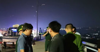 Tìm người đàn ông để lại xe máy, nhảy cầu vượt cửa biển Thuận An