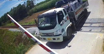 Tìm tài xế lái xe tải lao qua đường ray khi đèn đỏ đã bật, cần chắn đang hạ