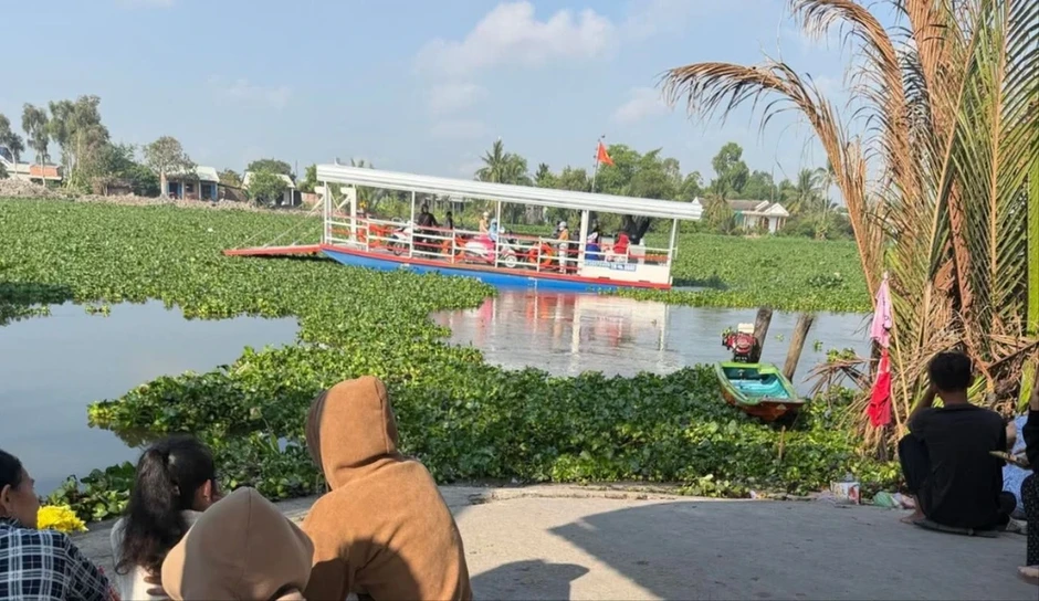 Tìm thấy thi thể 2 trẻ đuối nước tại bến phà trên sông Vàm Cỏ Tây Tìm thấy thi thể 2 trẻ đuối nước tại bến phà trên sông Vàm Cỏ Tây