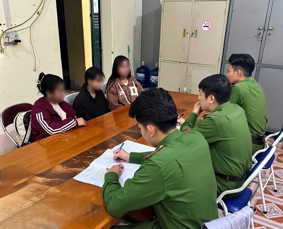 Tin việc lương 10 triệu đồng/tháng, 3 nữ sinh bỏ học đi làm suýt bị lừa Tin việc lương 10 triệu đồng/tháng, 3 nữ sinh bỏ học đi làm suýt bị lừa