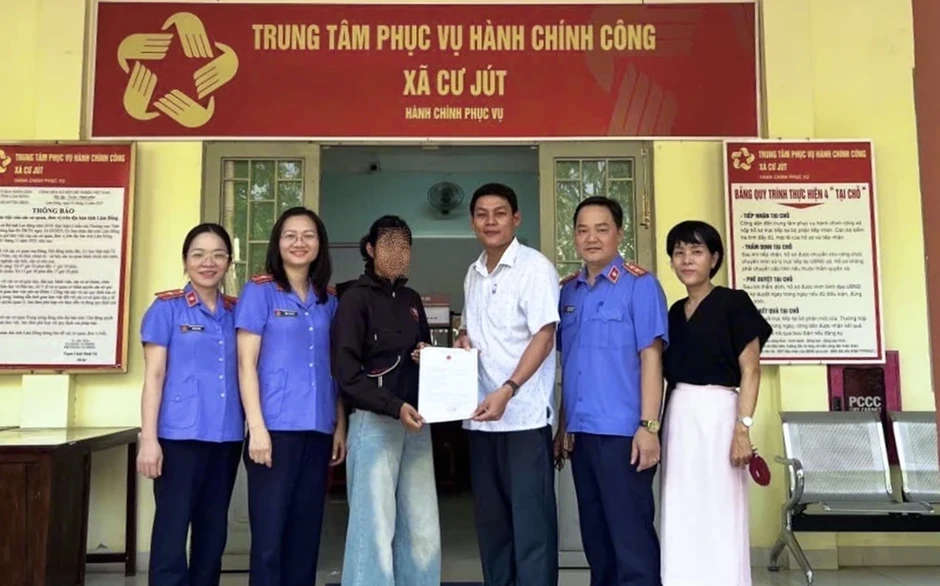 Tờ giấy khai sinh và câu chuyện nhân văn đằng sau một bản án hình sự Tờ giấy khai sinh và câu chuyện nhân văn đằng sau một bản án hình sự