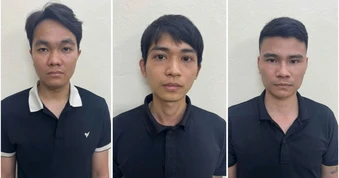 Tổ trưởng và nhân viên tuồn pin độc quyền của công ty ra ngoài tiêu thụ
