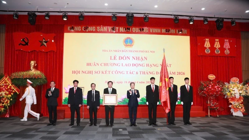 Tòa án nhân dân thành phố Hà Nội đón nhận Huân chương Lao động hạng Nhất Tòa án nhân dân thành phố Hà Nội đón nhận Huân chương Lao động hạng Nhất