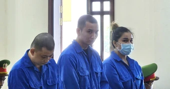 Tòa nghị án kéo dài với nhóm bị cáo ngụy trang thành shipper để mua bán ma túy