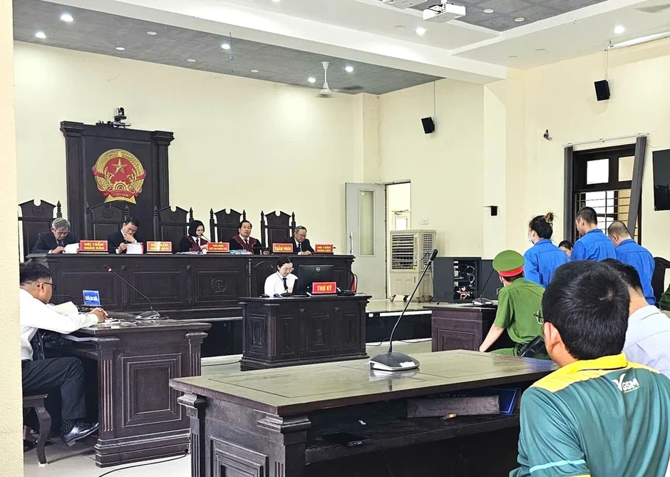 Tòa nghị án kéo dài với nhóm bị cáo ngụy trang thành shipper để mua bán ma túy