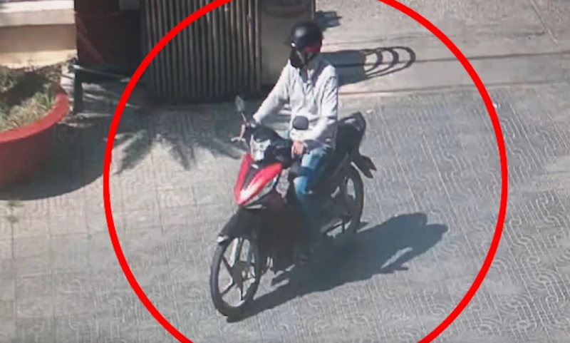 Tóm gọn “diều hâu” chuyên rình mò ở cây ATM Tóm gọn “diều hâu” chuyên rình mò ở cây ATM