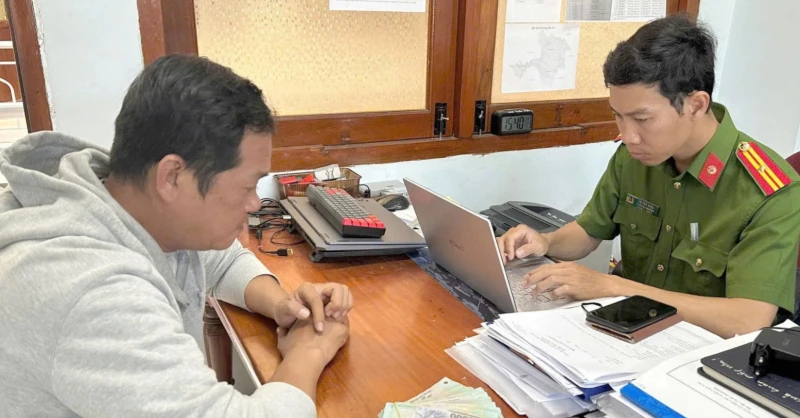 Tóm gọn “diều hâu” chuyên rình mò ở cây ATM Tóm gọn “diều hâu” chuyên rình mò ở cây ATM