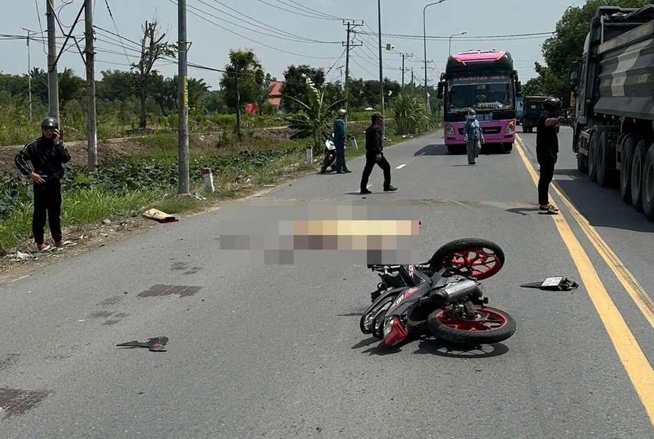 Tông vào cột điện bên đường, nam thanh niên tử vong Tông vào cột điện bên đường, nam thanh niên tử vong