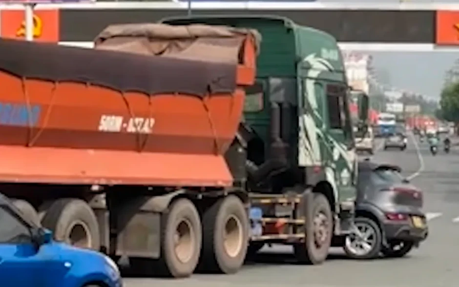 TP Hồ Chí Minh: Làm rõ vụ xe đầu kéo “đẩy” ô tô con tại vòng xoay Gò Đậu TP Hồ Chí Minh: Làm rõ vụ xe đầu kéo “đẩy” ô tô con tại vòng xoay Gò Đậu