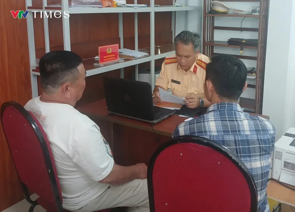 TP Hồ Chí Minh: Làm rõ vụ xe đầu kéo “đẩy” ô tô con tại vòng xoay Gò Đậu TP Hồ Chí Minh: Làm rõ vụ xe đầu kéo “đẩy” ô tô con tại vòng xoay Gò Đậu