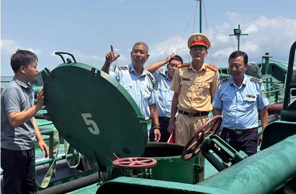 TP Hồ Chí Minh: Phát hiện, xử lý hơn 10.000 lít dầu DO không rõ nguồn gốc TP Hồ Chí Minh: Phát hiện, xử lý hơn 10.000 lít dầu DO không rõ nguồn gốc