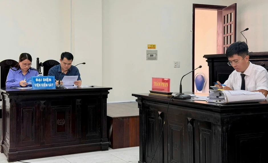 TP.HCM: 1 bị can bị cấm đến quán karaoke, quán nhậu thay vì bị xử tội hình sự TP.HCM: 1 bị can bị cấm đến quán karaoke, quán nhậu thay vì bị xử tội hình sự