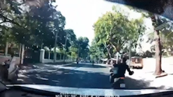 TP.HCM: Bắt khẩn cấp 3 thanh niên dùng mũ bảo hiểm đánh người chạy xe máy té ngã