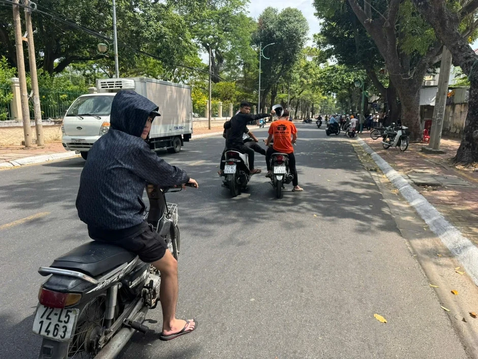 TP.HCM: Bắt khẩn cấp 3 thanh niên dùng mũ bảo hiểm đánh người chạy xe máy té ngã TP.HCM: Bắt khẩn cấp 3 thanh niên dùng mũ bảo hiểm đánh người chạy xe máy té ngã