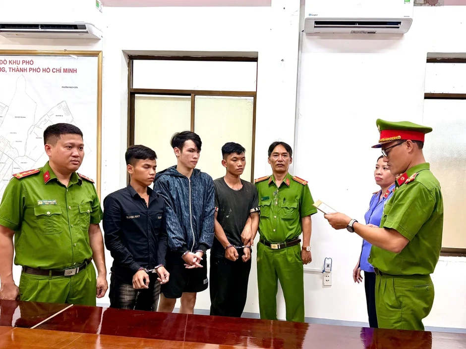 TP.HCM: Bắt khẩn cấp 3 thanh niên dùng mũ bảo hiểm đánh người chạy xe máy té ngã TP.HCM: Bắt khẩn cấp 3 thanh niên dùng mũ bảo hiểm đánh người chạy xe máy té ngã