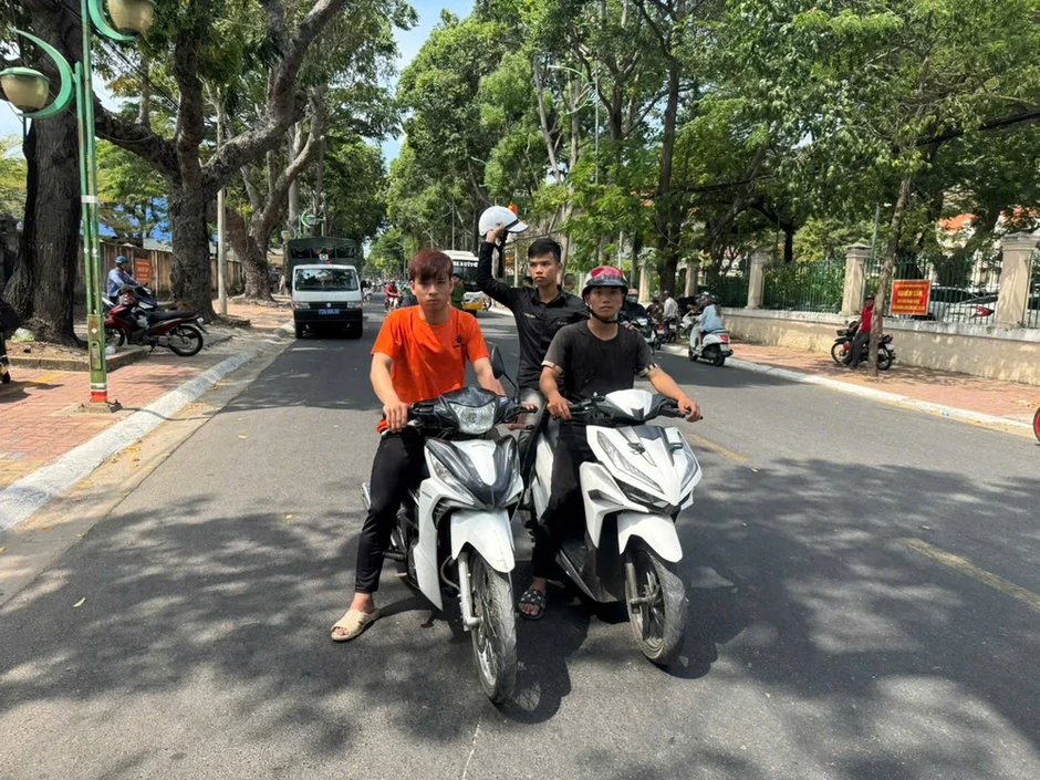 TP.HCM: Bắt khẩn cấp 3 thanh niên dùng mũ bảo hiểm đánh người chạy xe máy té ngã TP.HCM: Bắt khẩn cấp 3 thanh niên dùng mũ bảo hiểm đánh người chạy xe máy té ngã