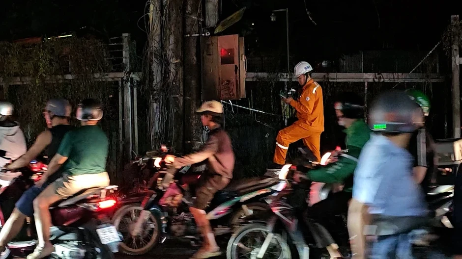 TP.HCM: Cháy trụ điện trung thế gây mất điện, kẹt xe cục bộ TP.HCM: Cháy trụ điện trung thế gây mất điện, kẹt xe cục bộ