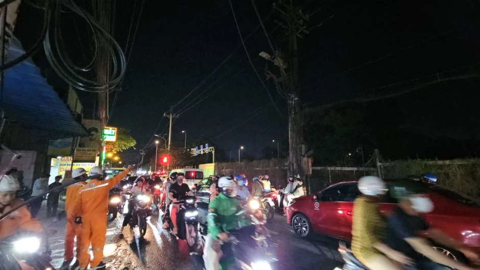 TP.HCM: Cháy trụ điện trung thế gây mất điện, kẹt xe cục bộ TP.HCM: Cháy trụ điện trung thế gây mất điện, kẹt xe cục bộ