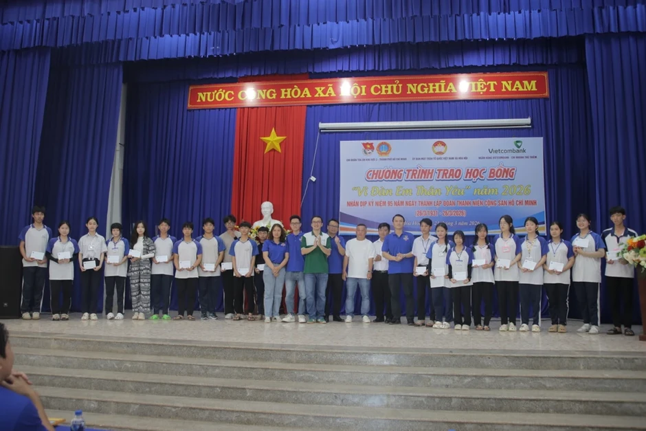 TP.HCM: Chi đoàn TAND khu vực 2, khu vực 5 trao học bổng, quà tặng cho học sinh, gia đình chính sách TP.HCM: Chi đoàn TAND khu vực 2, khu vực 5 trao học bổng, quà tặng cho học sinh, gia đình chính sách