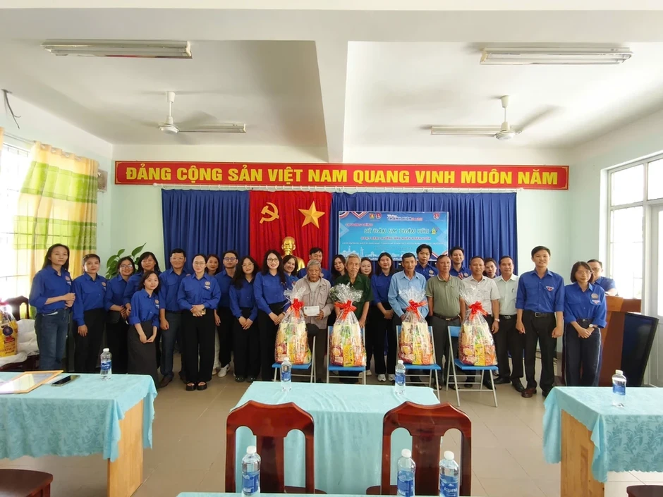 TP.HCM: Chi đoàn TAND khu vực 2, khu vực 5 trao học bổng, quà tặng cho học sinh, gia đình chính sách TP.HCM: Chi đoàn TAND khu vực 2, khu vực 5 trao học bổng, quà tặng cho học sinh, gia đình chính sách