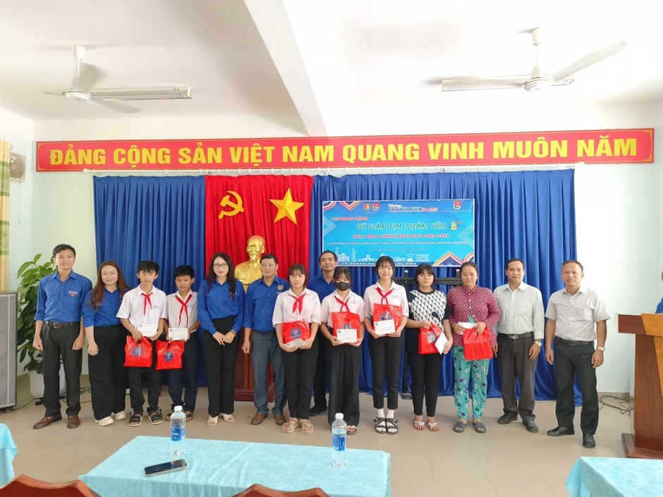 TP.HCM: Chi đoàn TAND khu vực 2, khu vực 5 trao học bổng, quà tặng cho học sinh, gia đình chính sách TP.HCM: Chi đoàn TAND khu vực 2, khu vực 5 trao học bổng, quà tặng cho học sinh, gia đình chính sách