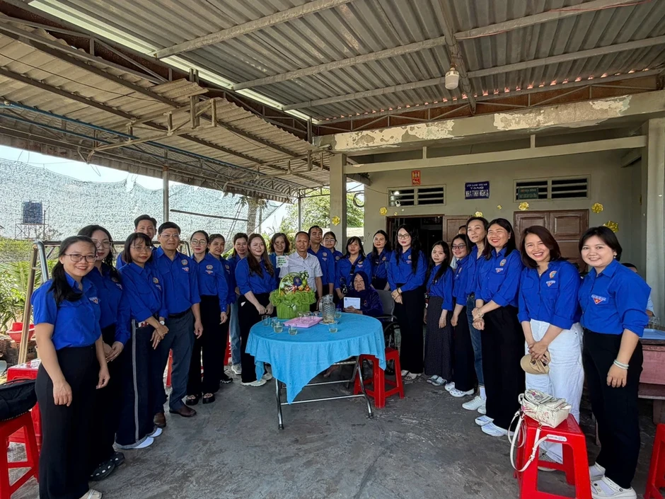 TP.HCM: Chi đoàn TAND khu vực 2, khu vực 5 trao học bổng, quà tặng cho học sinh, gia đình chính sách TP.HCM: Chi đoàn TAND khu vực 2, khu vực 5 trao học bổng, quà tặng cho học sinh, gia đình chính sách