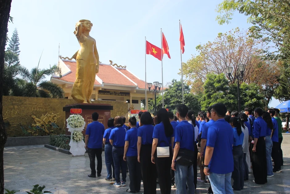 TP.HCM: Chi đoàn TAND khu vực 2, khu vực 5 trao học bổng, quà tặng cho học sinh, gia đình chính sách TP.HCM: Chi đoàn TAND khu vực 2, khu vực 5 trao học bổng, quà tặng cho học sinh, gia đình chính sách