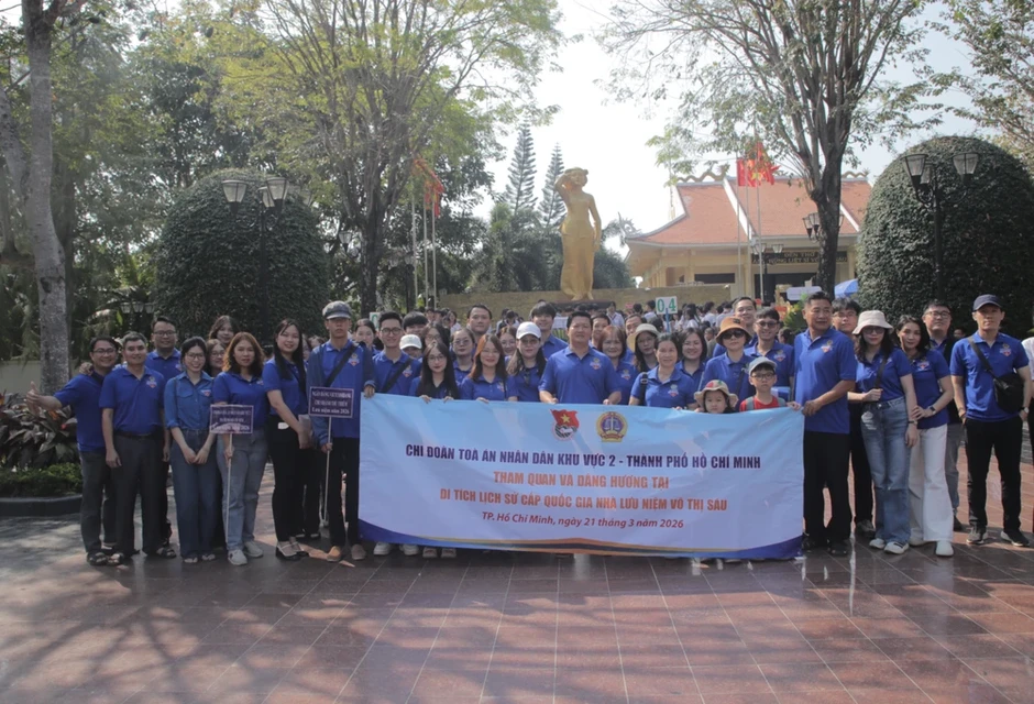 TP.HCM: Chi đoàn TAND khu vực 2, khu vực 5 trao học bổng, quà tặng cho học sinh, gia đình chính sách TP.HCM: Chi đoàn TAND khu vực 2, khu vực 5 trao học bổng, quà tặng cho học sinh, gia đình chính sách