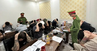 TP.HCM: Đột kích khách sạn, triệt phá 'đại bản doanh' lừa đảo của 83 người nước ngoài