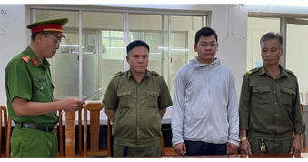 TP.HCM: Khởi tố thanh niên lái xe che biển số rồi tạt sơn vào nhà hàng xóm